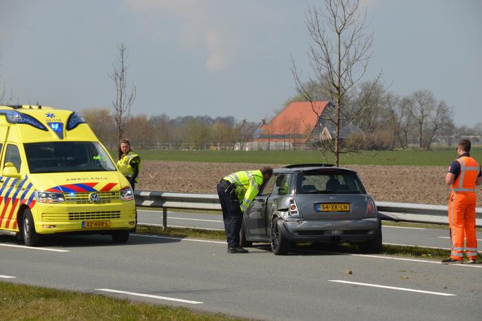 Mini Cooper total-loss na botsing tegen vangrail