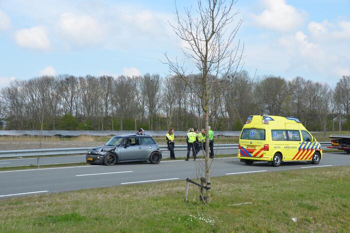 Mini Cooper total-loss na botsing tegen vangrail