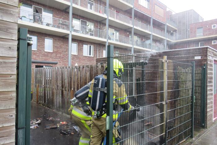 Brand in kliko slaat over naar schutting