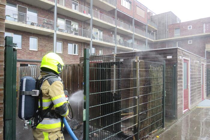 Brand in kliko slaat over naar schutting