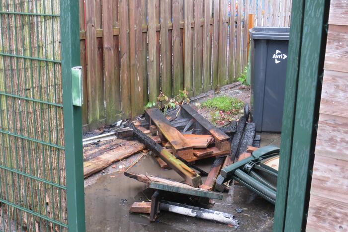 Brand in kliko slaat over naar schutting