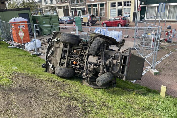 Grasmaaier valt van dijk af