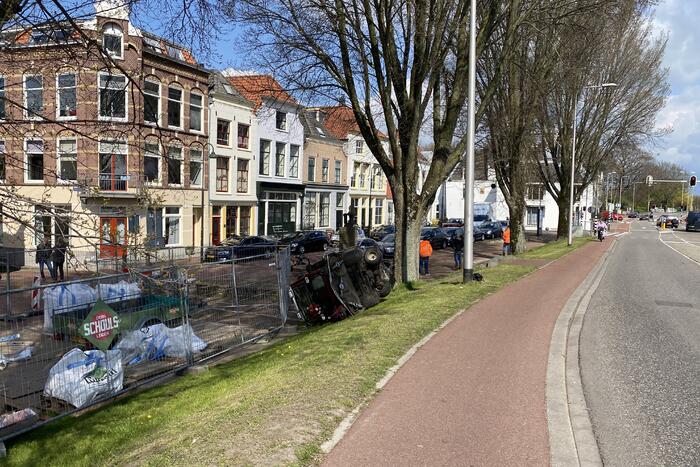 Grasmaaier valt van dijk af