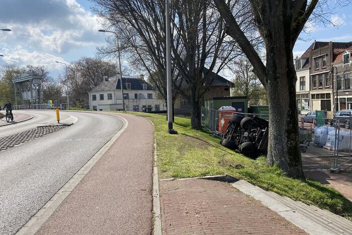 Grasmaaier valt van dijk af