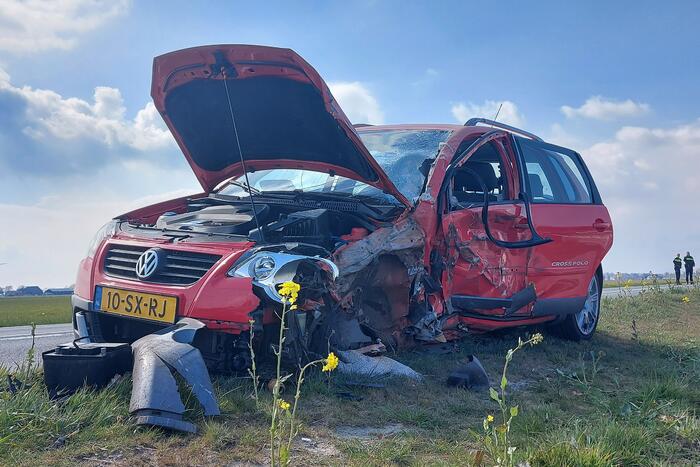 Persoon zwaargewond bij frontale aanrijding met vrachtwagen