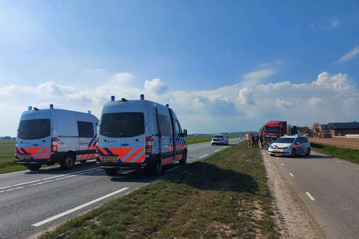 Persoon zwaargewond bij frontale aanrijding met vrachtwagen