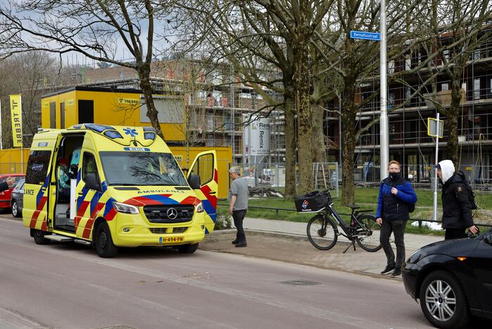 Fietser botst op maaltijdbezorger bij inhaalactie