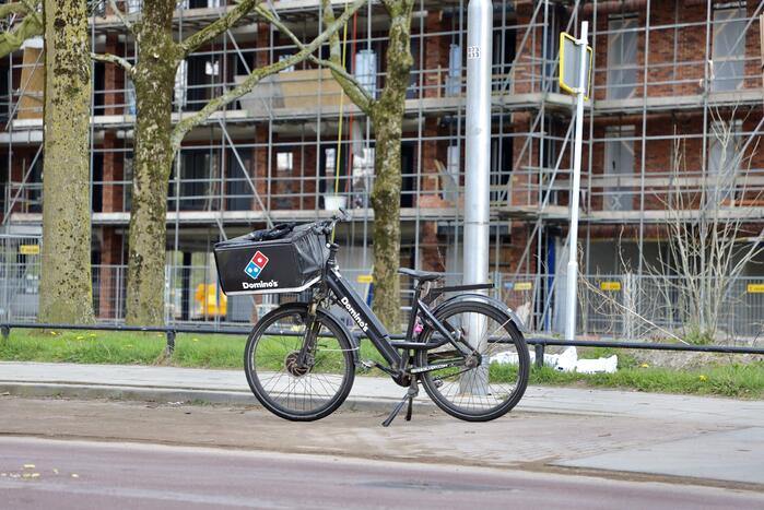 Fietser botst op maaltijdbezorger bij inhaalactie