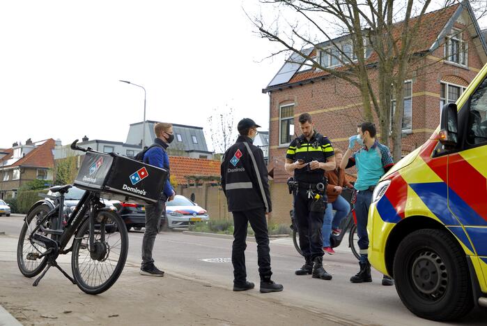 Fietser botst op maaltijdbezorger bij inhaalactie