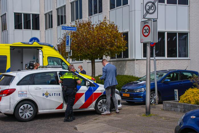 Vrouw en kind op e-bike botsen met auto