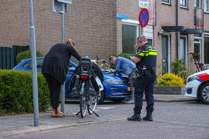 Vrouw en kind op e-bike botsen met auto
