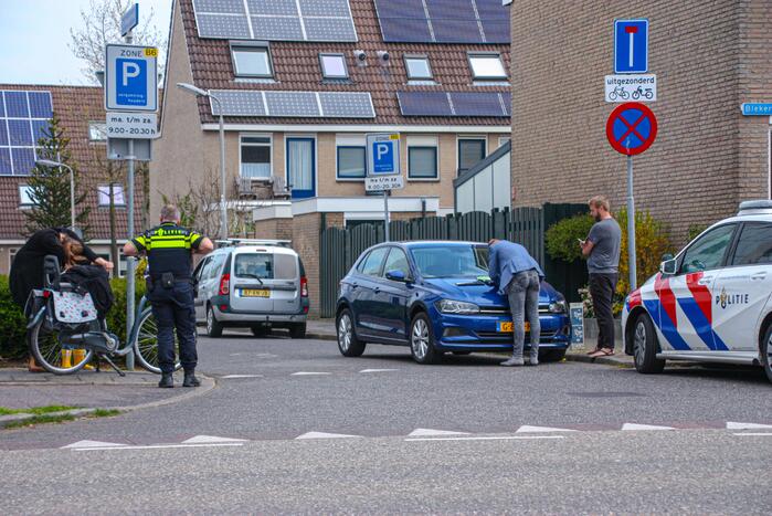 Vrouw en kind op e-bike botsen met auto