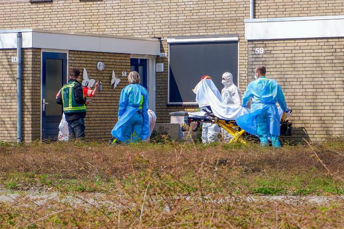 Coronapatiënt uit woning gehaald