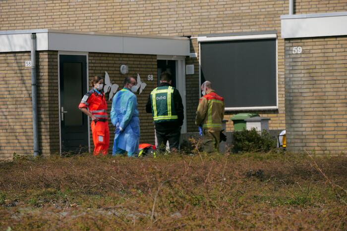 Coronapatiënt uit woning gehaald