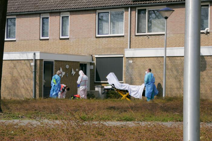Coronapatiënt uit woning gehaald