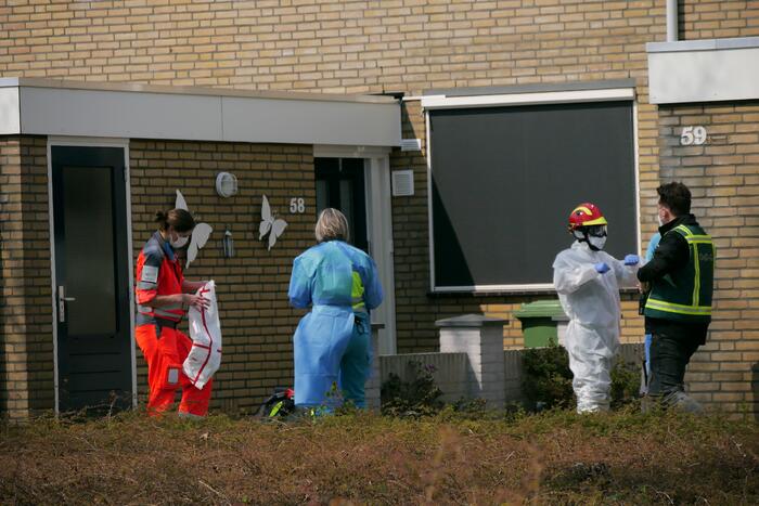 Coronapatiënt uit woning gehaald