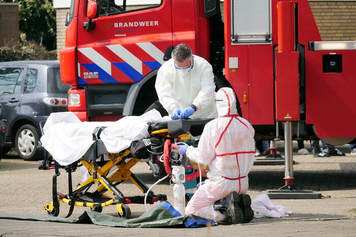 Coronapatiënt uit woning gehaald