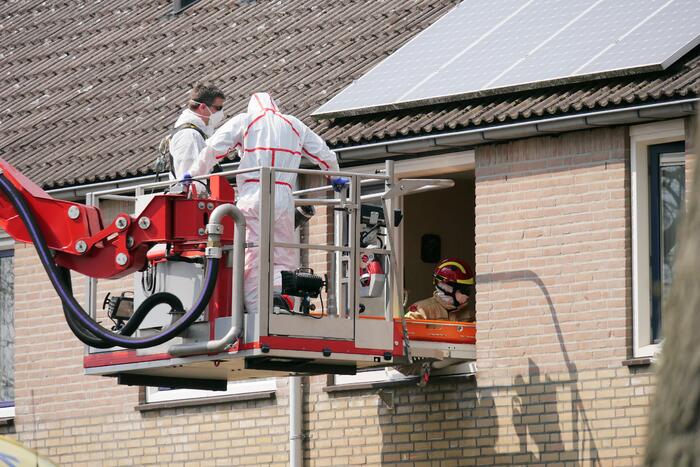 Coronapatiënt uit woning gehaald