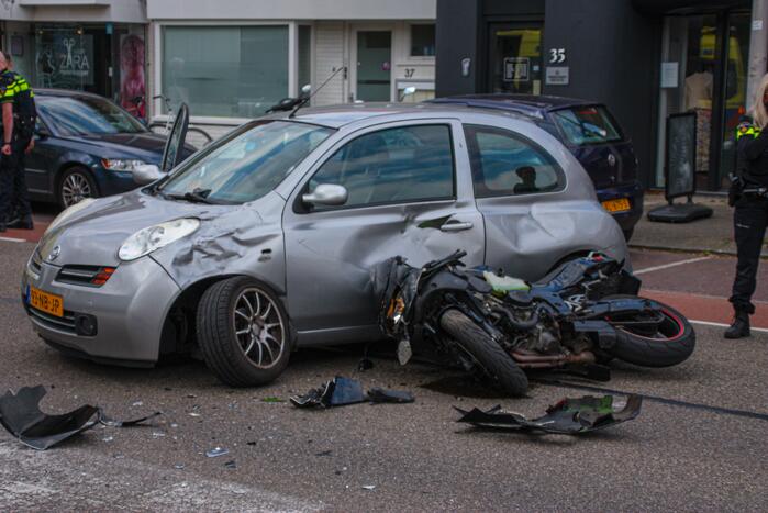 Motorrijder botst op personenauto