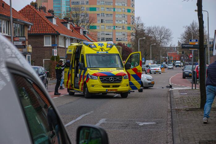 Motorrijder botst op personenauto