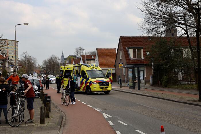 Motorrijder botst op personenauto