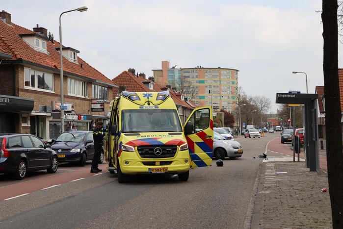 Motorrijder botst op personenauto