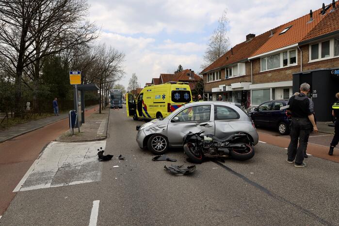 Motorrijder botst op personenauto