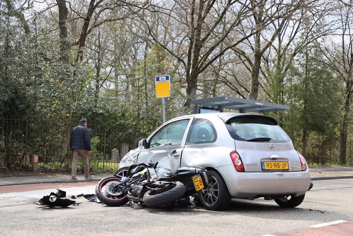 Motorrijder botst op personenauto