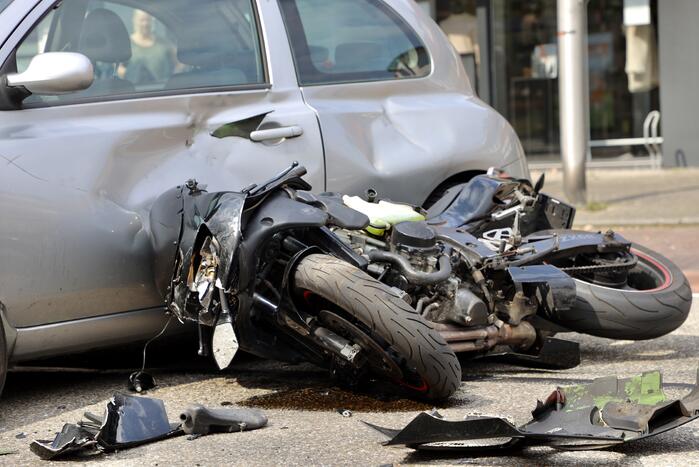 Motorrijder botst op personenauto