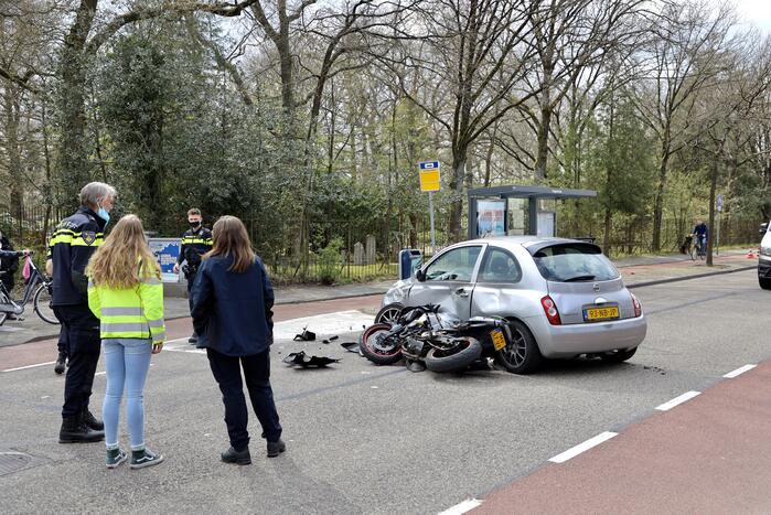 Motorrijder botst op personenauto