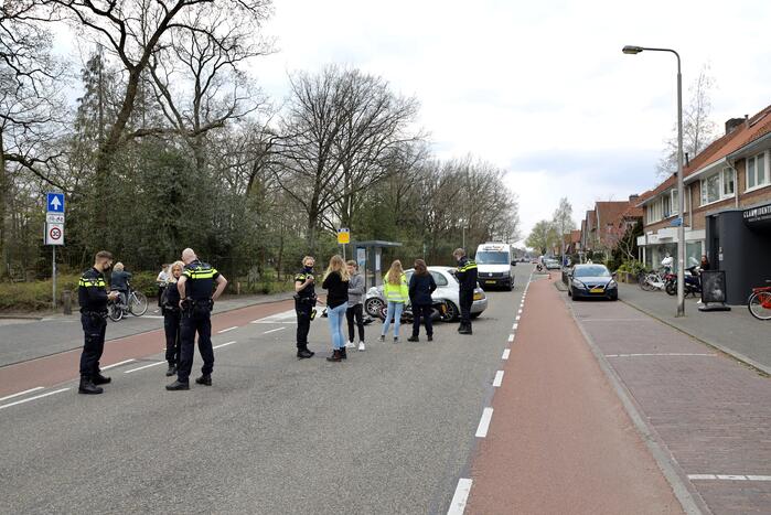 Motorrijder botst op personenauto