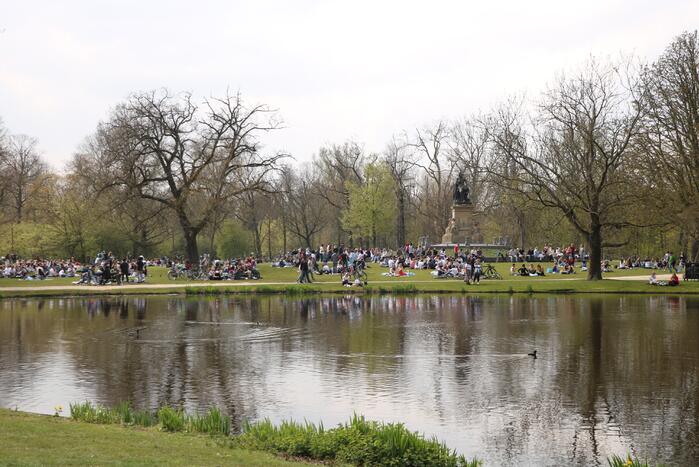 Mooie weer zorgt voor enorme drukte in Vondelpark