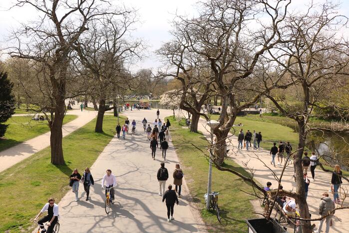 Mooie weer zorgt voor enorme drukte in Vondelpark
