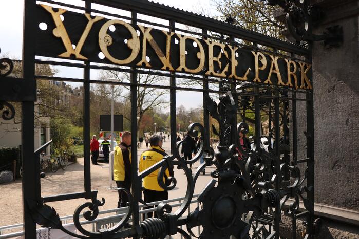 Mooie weer zorgt voor enorme drukte in Vondelpark