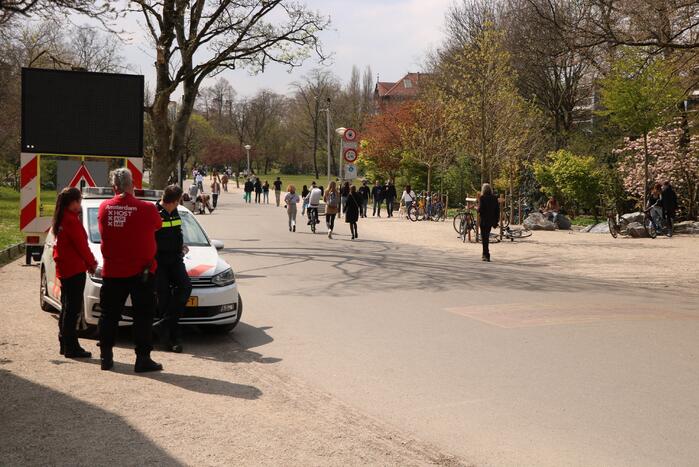 Mooie weer zorgt voor enorme drukte in Vondelpark
