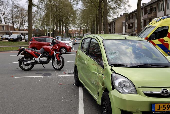 Ernstig ongeval tussen motorrijder en personenauto op kruising
