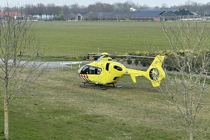 Auto glijdt van dijk af na botsing en vliegt in brand