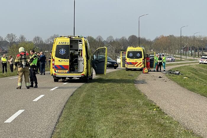Auto glijdt van dijk af na botsing en vliegt in brand