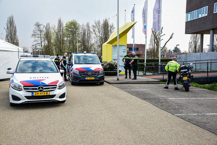 Dader steekincident meldt zich bij gemeentehuis