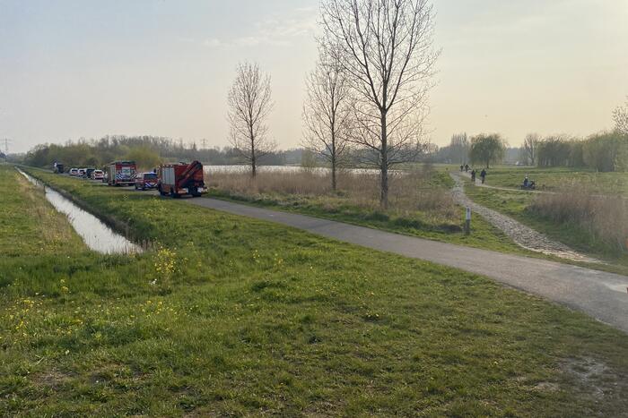 Hulpdiensten zoeken naar persoon in water