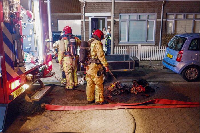 Brandweer blust brand in wasmand en boeken