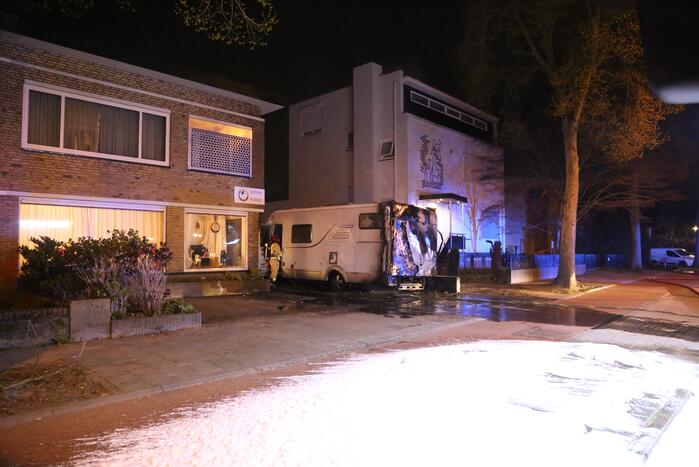 Camper verwoest na aangestoken brand