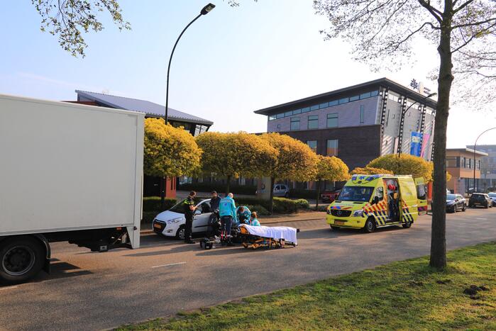 Brommerrijdster gewond bij botsing met vrachtwagen