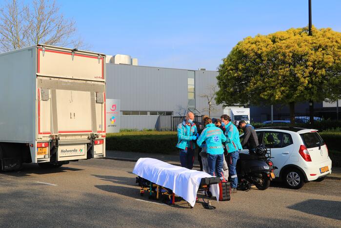 Brommerrijdster gewond bij botsing met vrachtwagen