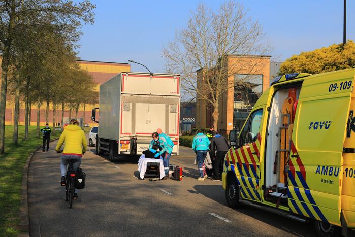 Brommerrijdster gewond bij botsing met vrachtwagen
