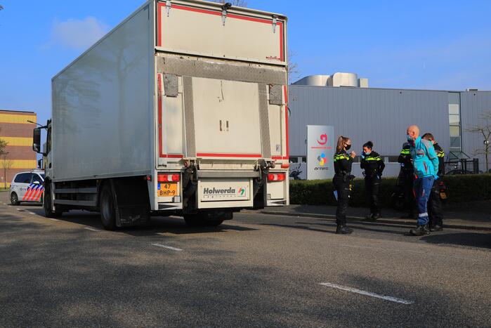 Brommerrijdster gewond bij botsing met vrachtwagen