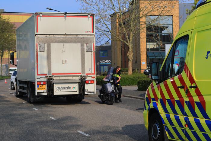 Brommerrijdster gewond bij botsing met vrachtwagen