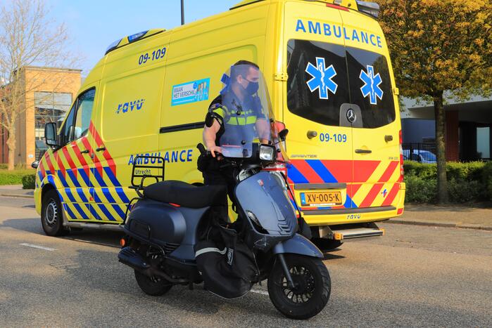 Brommerrijdster gewond bij botsing met vrachtwagen