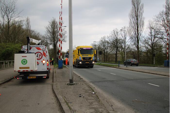 Vrachtwagen met trailer botst op auto