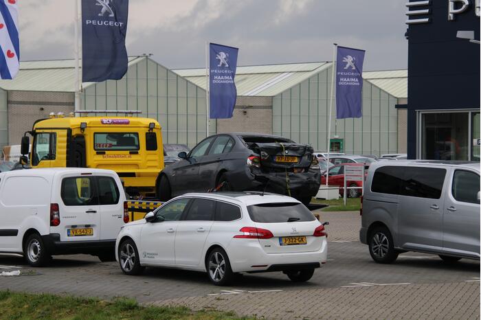 Vrachtwagen met trailer botst op auto